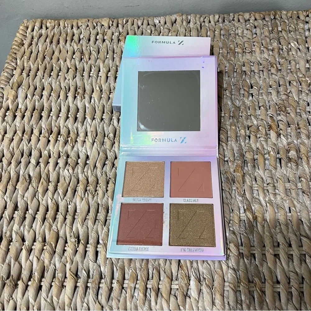 Formula Z‎ Transforming Beauty Highlighter Blush Cheek Palette.
